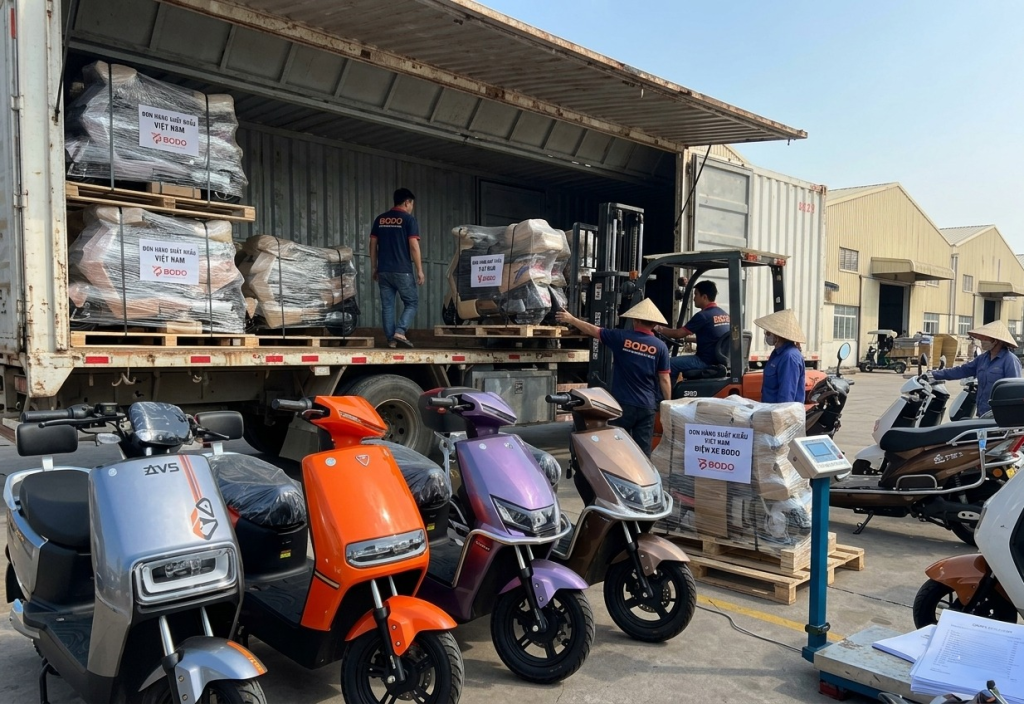 A scene at a Vietnamese cargo port where Bodo-brand electric vehicles are being unloaded.